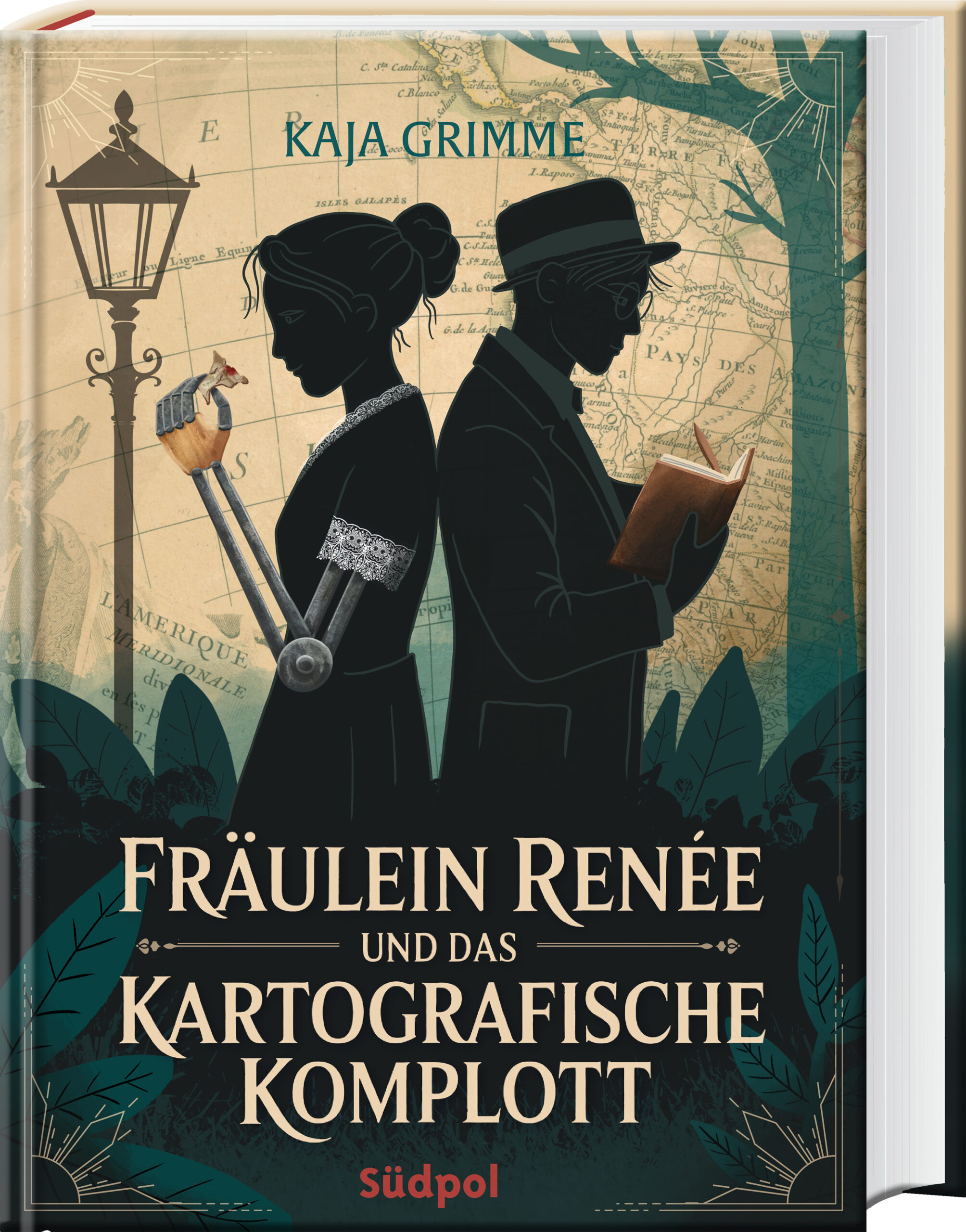 Das Cover von „Fräulein Renée und das kartografische Komplott“ zweit die Scherenschnitt-Silhouetten zweier Figuren im Profil von der Hüfte aufwärts. Links steht eine junge Frau mit hochgesteckten Haaren, die in der Hand ihrer metallenen Armprothese einen Papierfetzen hält. Rechts steht ein junger Mann in Hut und Gehrock, ein aufgeschlagenes Notizbuch und einen Stift in der Hand. Im Hintergrund sind eine vergilbte alte Karte von Südamerika sowie links die Silhouette einer Gaslaterne und rechts die eines Baumes zu sehen. Im unteren Drittel steht der Titel in sandfarbenen Großbuchstaben auf dunkelgrünem Grund.